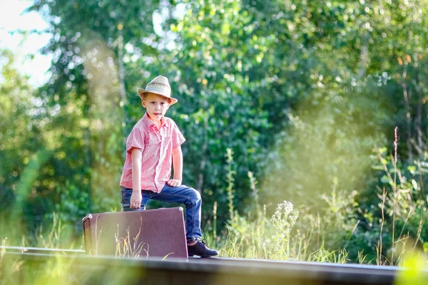Chlapec Kovboj Kufrem Železniční Západní Cestovní Koncept — Stock fotografie