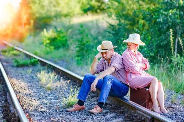 Coppia Felice Cowboy Con Valigia — Foto Stock