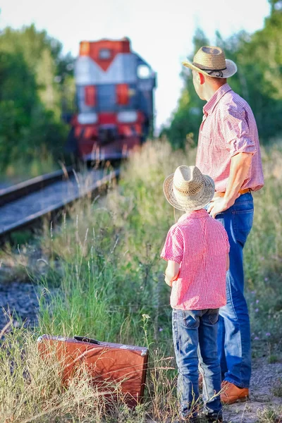 Vater Und Sohn Cowboys Begreifen Glück Gemeinsam — Stockfoto