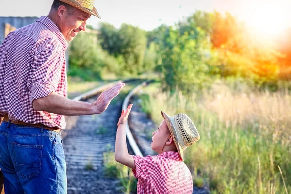 Manos Padre Hijo Sombrero Vaquero Cerca Del Ferrocarril Con Maleta —  Fotos de Stock