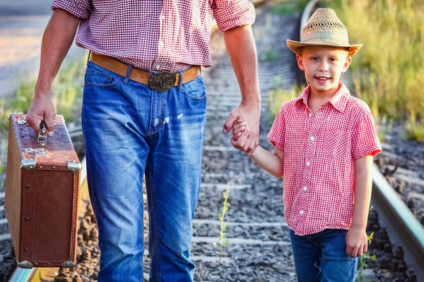 Handen Van Ouder Zoon Cowboyhoed Bij Spoorweg Met Koffer — Stockfoto