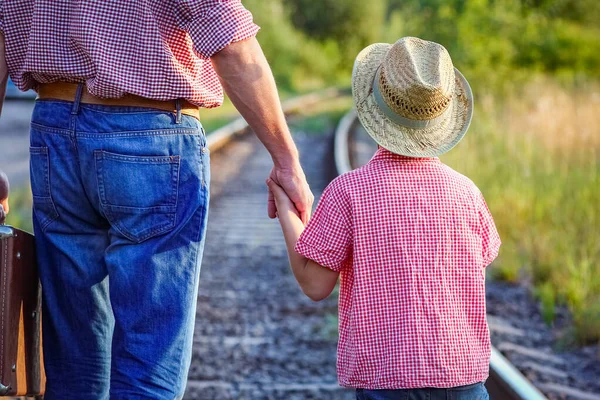 Χέρια Γονέα Και Γιου Καουμπόικο Καπέλο Κοντά Στο Σιδηρόδρομο Βαλίτσα — Φωτογραφία Αρχείου