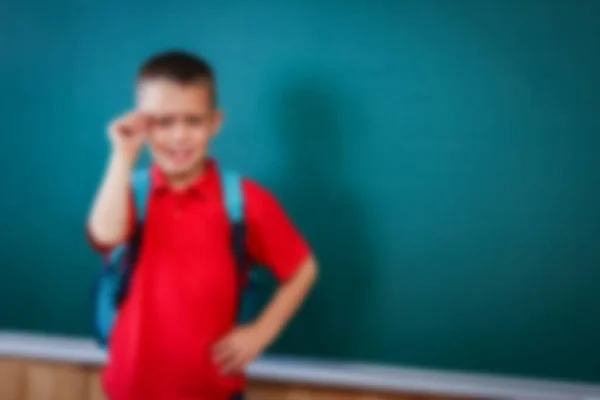 Šťastné Dítě Stojící Tabuli Školním Batohem Brýlemi — Stock fotografie
