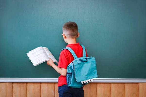 Enfant Heureux Debout Tableau Noir Avec Sac Dos École Portant — Photo