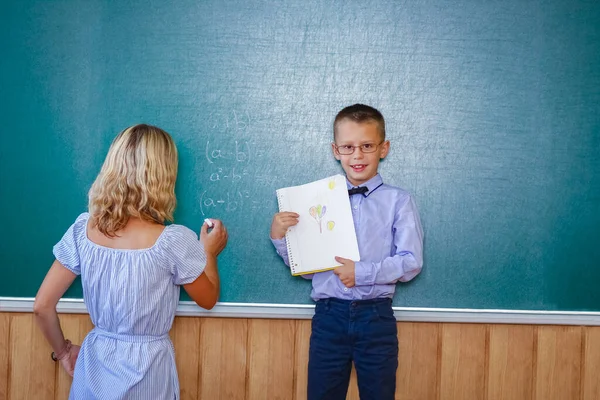 Enfant Heureux Debout Tableau Noir Avec Professeur Leçon — Photo