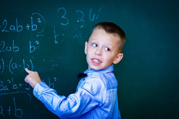 Niño Feliz Pie Pizarra Clase Escolar Lección —  Fotos de Stock