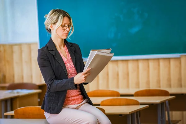 Professeur Heureux Avec Des Livres Dans Salle Classe Retour École — Photo