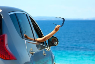 Güneş gözlüklü mutlu sürücü yaz konseptinde arabada özgürlük ve mutluluk.