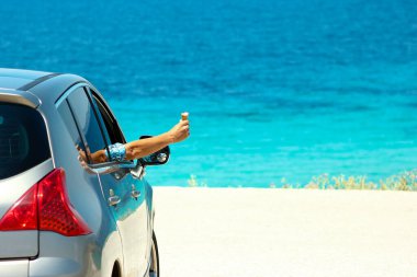 Mutlu sürücü ve dondurmayla denizde araba Yazın özgürlük ve mutluluk konsepti