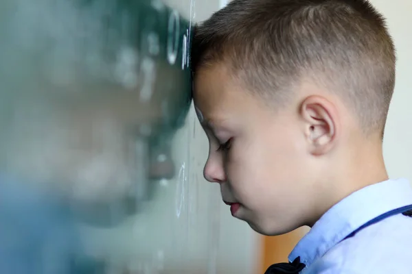 Criança Triste Quadro Negro Aula Escola Lição — Fotografia de Stock