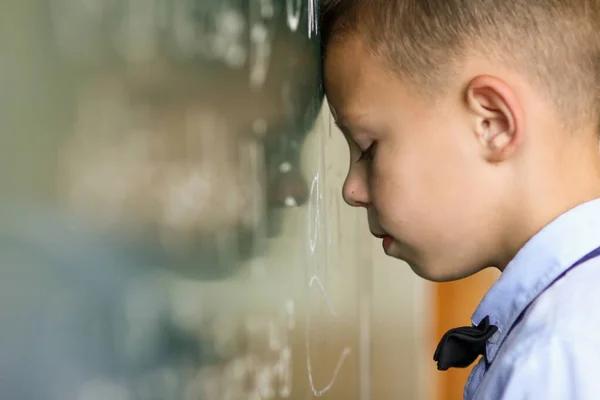 Criança Triste Quadro Negro Classe Escola Lição — Fotografia de Stock