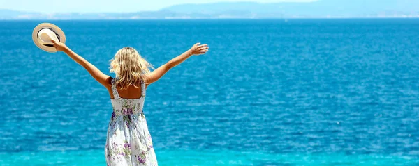 Feliz Jovem Mulher Com Chapéu Praia Conceito Liberdade Panorama — Fotografia de Stock