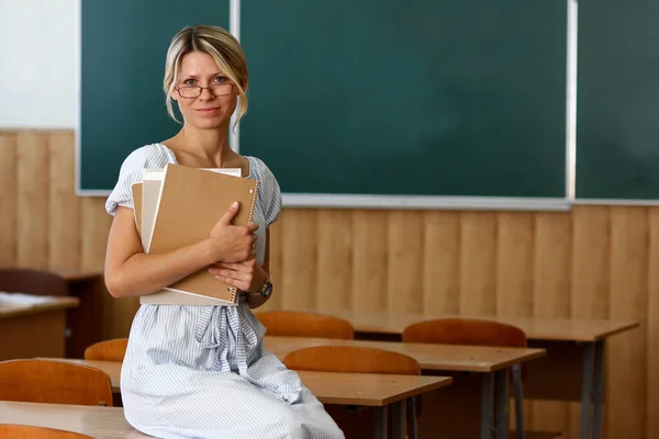 Professeur Heureux Avec Des Livres Dans Salle Classe Retour École — Photo