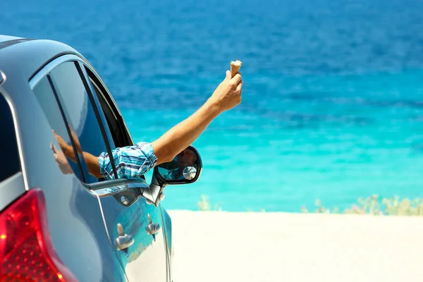 Boldog Vezető Fagylalt Autóban Tengeren Nyáron Koncepció Szabadság Boldogság — Stock Fotó