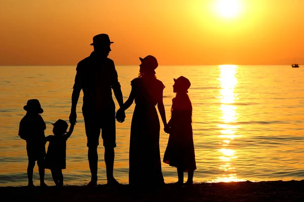 Mutlu Aile Silueti Gün Batımında Yunanistan Yazın Deniz Kenarında — Stok fotoğraf