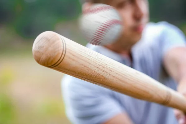 Šťastný Chlap Baseballovou Pálkou Přírodě Koncept Parku — Stock fotografie