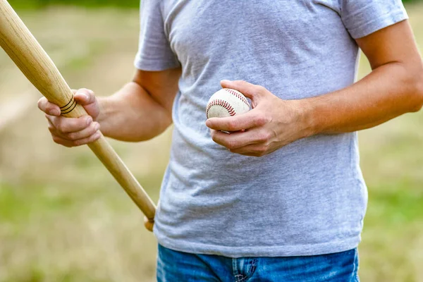 Šťastný Chlap Baseballovou Pálkou Přírodě Koncept Parku — Stock fotografie