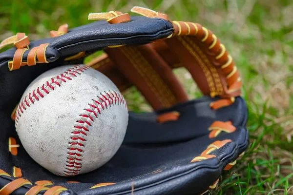 Baseballschläger Konzept Mit Ball Freien Park Auf Dem Feld — Stockfoto