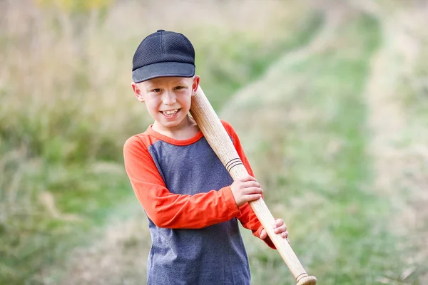 Happy Dítě Baseballovou Pálkou Přírodě Koncept Parku — Stock fotografie