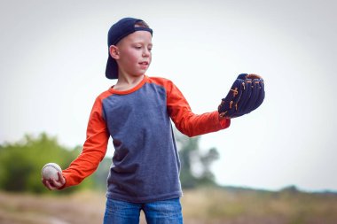 Parkta beyzbol topu konsepti olan mutlu çocuk.
