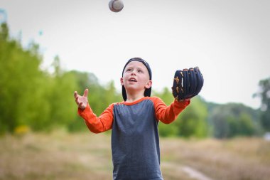 Parkta beyzbol topu konsepti olan mutlu çocuk.