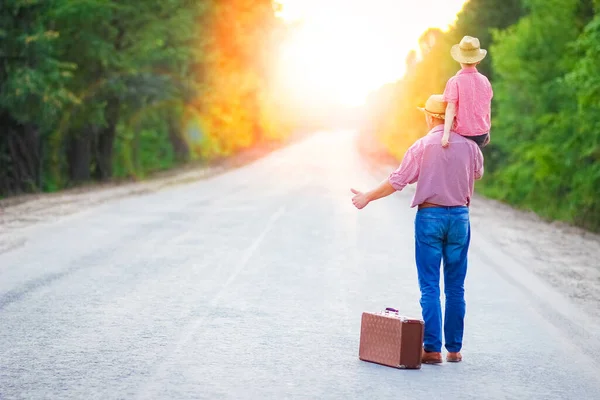 Vader Zoon Lopen Langs Weg Hand Hand Met Koffer — Stockfoto