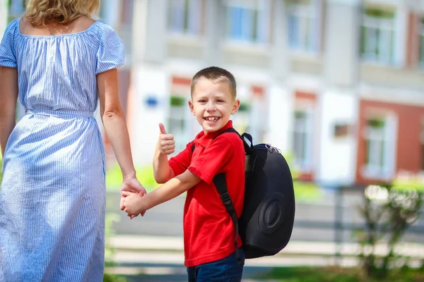 Mamma Felice Conduce Bambino Scuola Sulla Strada Del Ritorno Scuola — Foto Stock