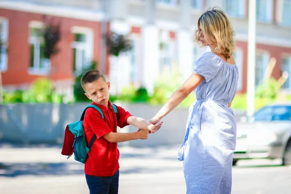 Mamma Felice Conduce Bambino Scuola Sulla Strada Del Ritorno Scuola — Foto Stock