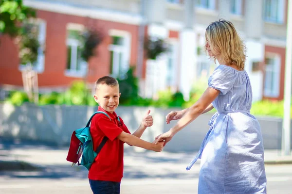 Mamma Felice Conduce Bambino Scuola Sulla Strada Del Ritorno Scuola — Foto Stock