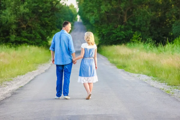 Happy Couple Walking Road Nature Park — Stock Photo, Image