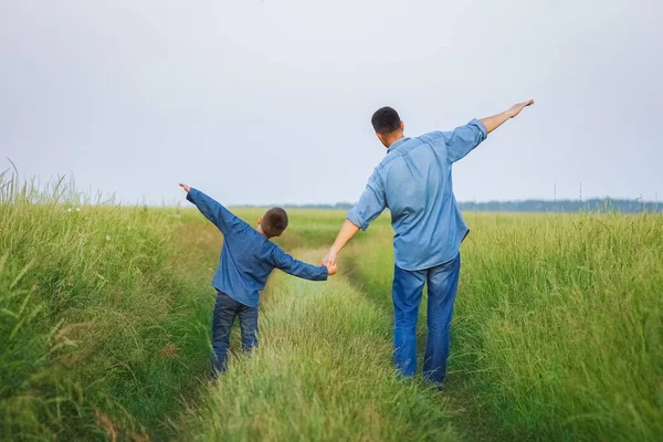 Happy Child Parent Shoulders Walk Road Park Background — Stock Photo, Image