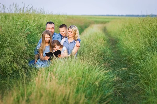 Familia Feliz Leer Libro Sobre Naturaleza Parque — Foto de Stock