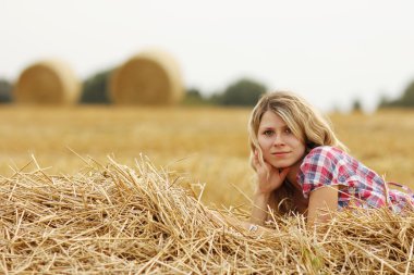 Samanlık yakınındaki genç kız