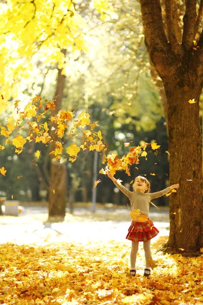 Petite fille jouant dans le parc d'automne — Photo