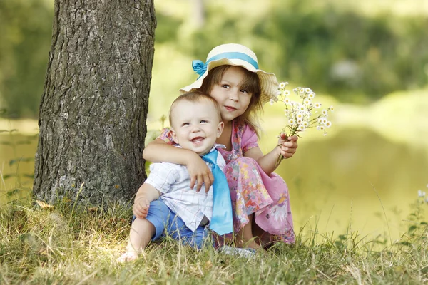 Brother and sister playing on nature — Stock Photo, Image
