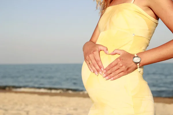 Pregnant woman on seashore — Stock Photo, Image