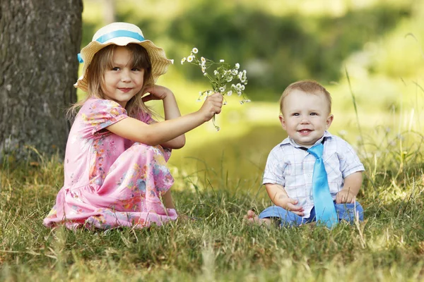 Brother and sister playing on nature — Stock Photo, Image