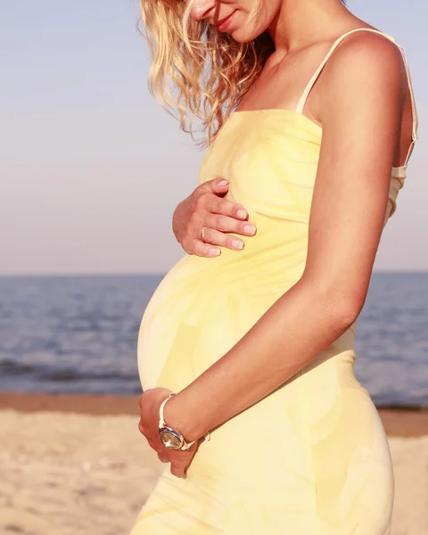 Беременная женщина на берегу моря — стоковое фото