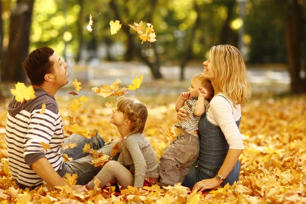 Familjen leker i höstparken — Stockfoto