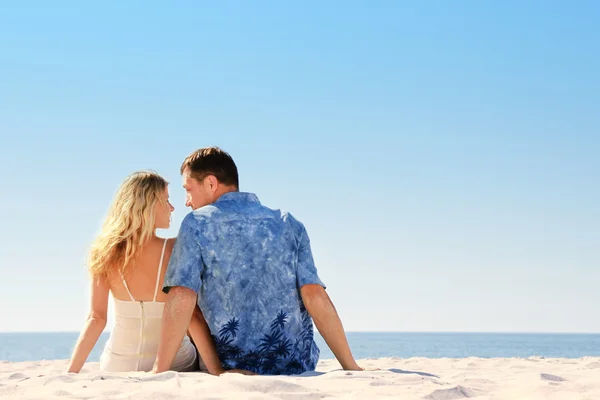 Gravida par i kärlek på stranden — Stockfoto
