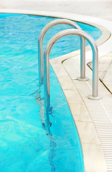 Stappen in water zwembad — Stockfoto
