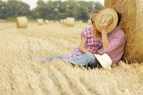 Couple embracing near haystacks — Stock Photo, Image