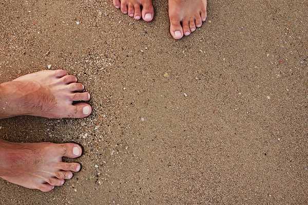 Feet of loving couple on the beach — Stock Photo, Image