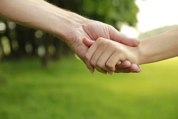 Twee handen in liefde paar — Stockfoto