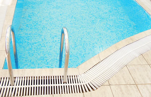 Pasos en la piscina de agua — Foto de Stock