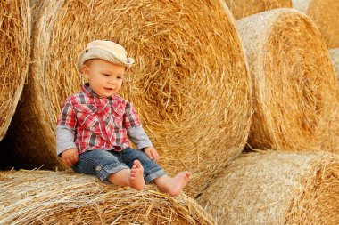 Cowboy oynayan çocuk