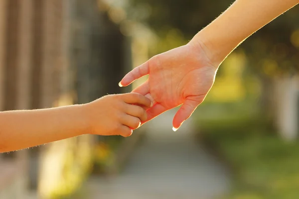 Mère avec main d'enfant — Photo