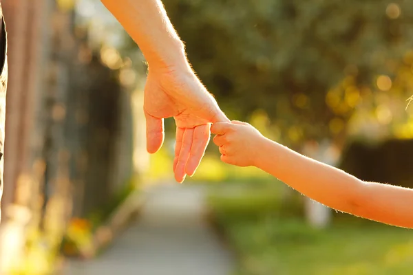 Padre con mano de niño — Foto de Stock