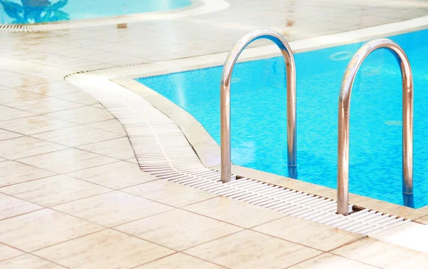 Étapes dans la piscine d'eau — Photo