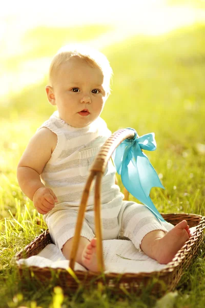 Мальчик с плетеной корзиной — стоковое фото